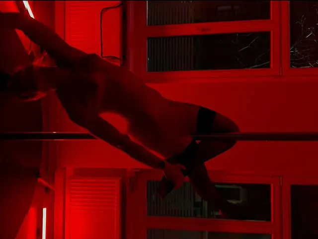 Sexy Nackt an der Pole Dance Stange getanzt