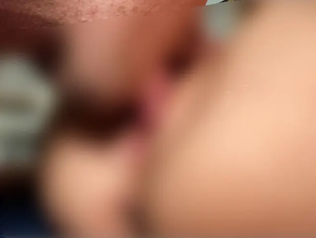 Stiefschwester bittet mich, ihre Muschi zu lecken, während niemand zu Hause ist