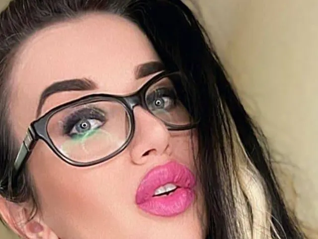 Mein Lieblingsvideo mit Analkugeln, Dildo und heißem Outfit
