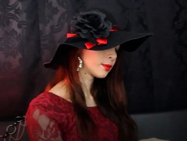 Die elegante Dominat-Göttin wartet auf dich, komm zu meinem eleganten Kleid und meinem sexy Körper.