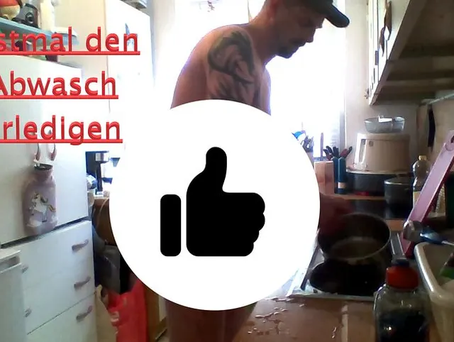 Nackt den Abwasch erledigen(ohne ton)
