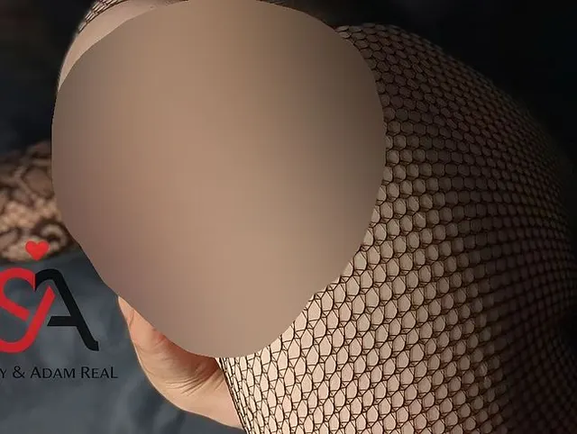 Vor Geilheit mit der ganzen Hand!!! Sunnys geiles und feuchtes Solospiel im sexy black Body!!!