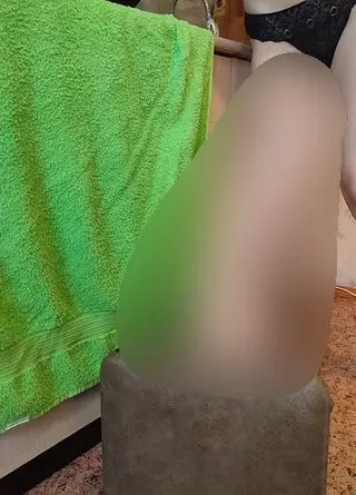 Petite MILF wird auf einem riesigen Monsterdildo aufgespießt