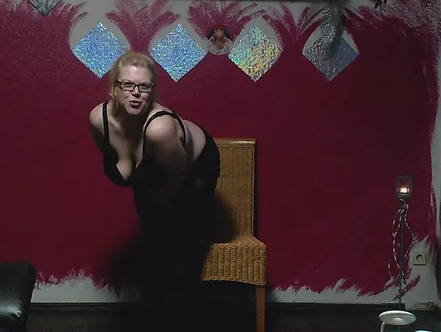 Shake that ass.... a little bit longer ;)