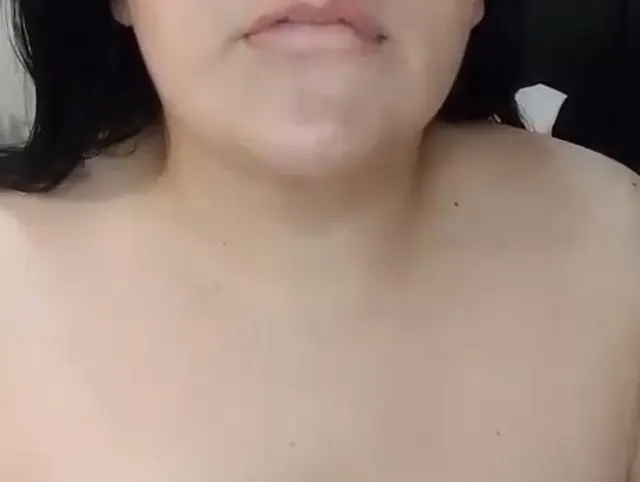 Ich ficke meine feuchte Muschi mit meinen Fingern und einem Dildo.