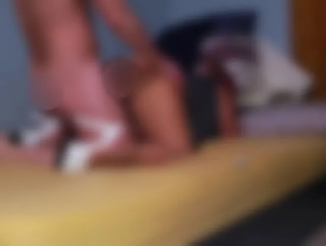 Eine reife Stiefmutter in High Heels führt ihren Stiefsohn ins Schlafzimmer