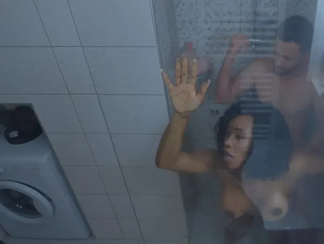 BIG BOOTY EBONY HOTWIFE WIE EIN FICKSPIELZEUG IN DER DUSCHE BENUTZT - KIKI MINAJ