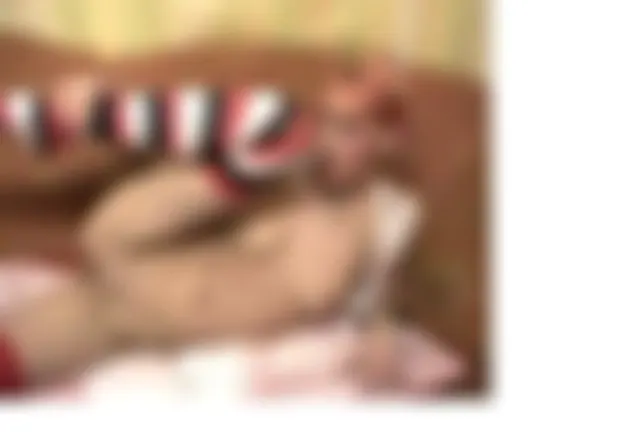 gestreifte Socken über dem Knie