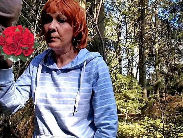 Blasen und Sperma im Mund, rothaarig im Wald