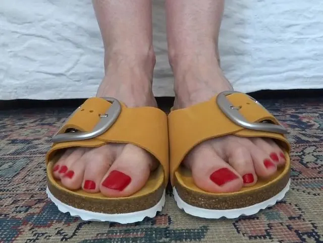 Zehen Fetisch - mit den Zehen wackeln in orangen Slippers Teil 5