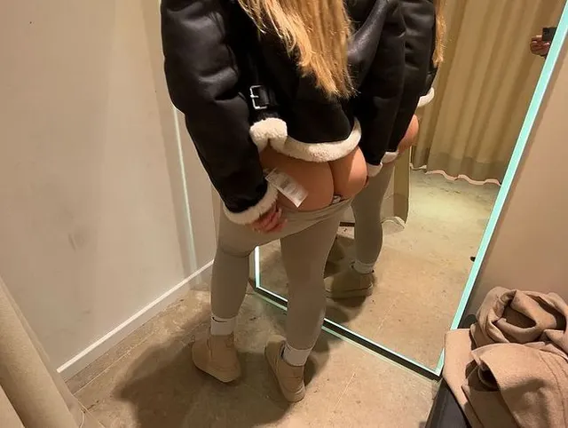 Heimlicher langer Fick in der Umkleide!!! Beim Shoppen extrem geil geworden und spontan gefickt!