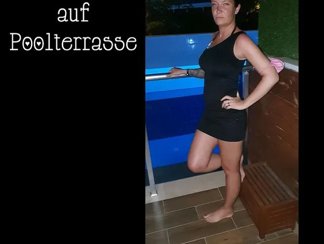 Urlaubspiss auf Poolterrasse