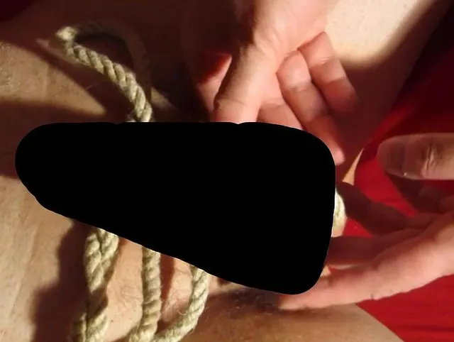 Genitalbondage mit einem Seil
