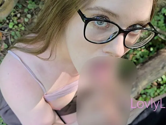 Riskanter Blowjob im Park mit EXTRA spritzigem Ende
