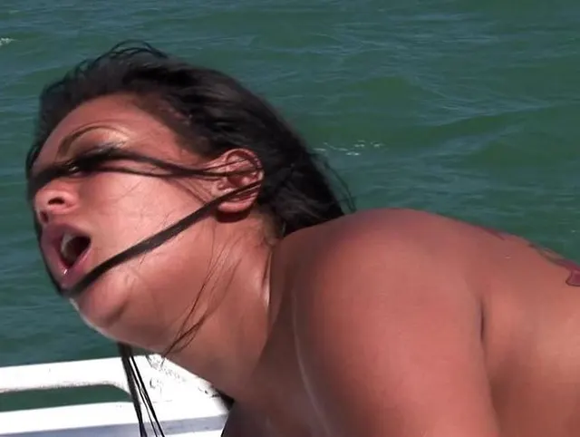 Geile Latina auf dem Boot gefickt mit Sandwich