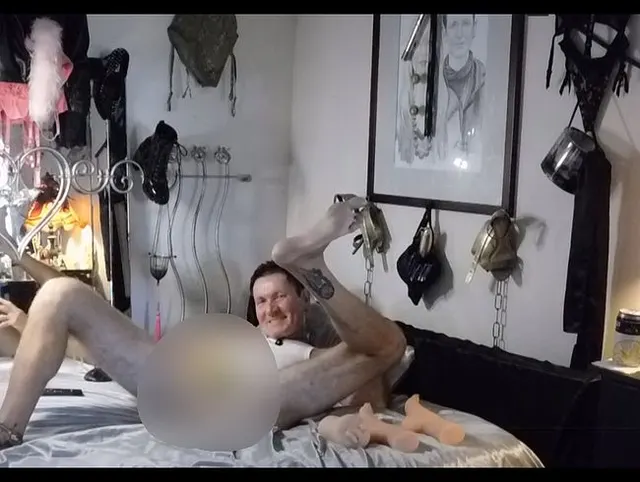 Blowjob und dabei Fuesse lutschen...die kleinen Zehen machen mich ganz wuschig!