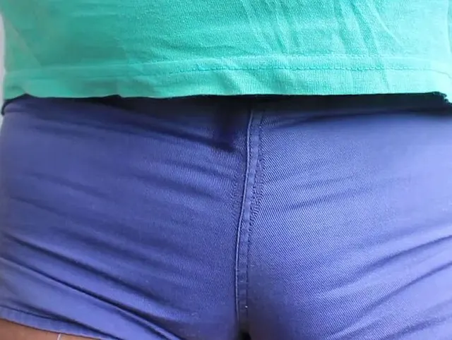 Turnhose mit drei Streifen in graublau wird eingepisst
