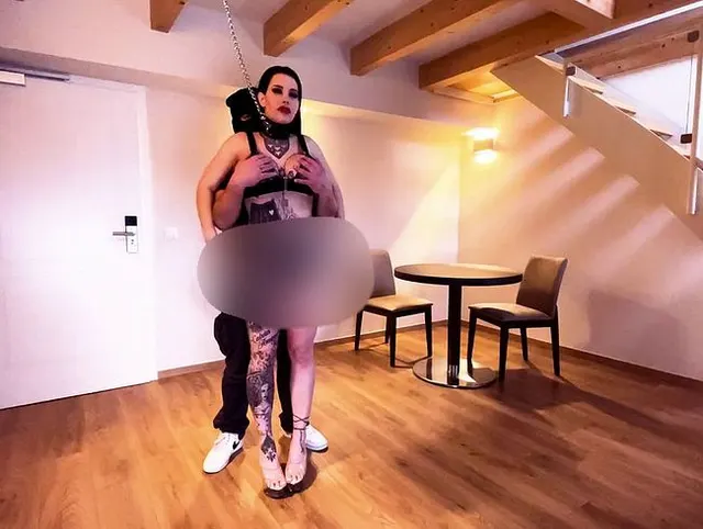 Chef zeigt sein angestellte, wie man richtig arbeitet.