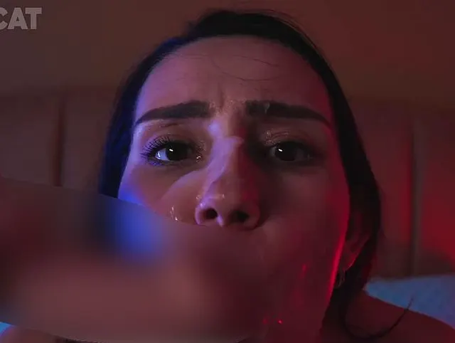Solo sexy Mädchen mit großen Titten und 2 Großen Dildos Schlampiger Blowjob