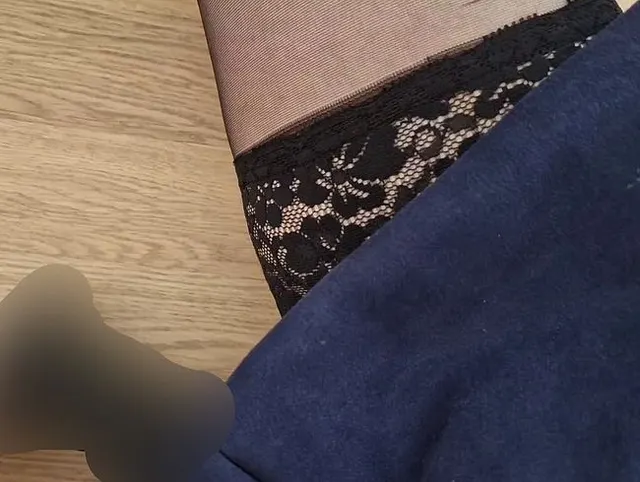 Spüre den schwarzen Dildo in mir (vaginal) und verwöhne meine Klitoris mit meinem Vibrator