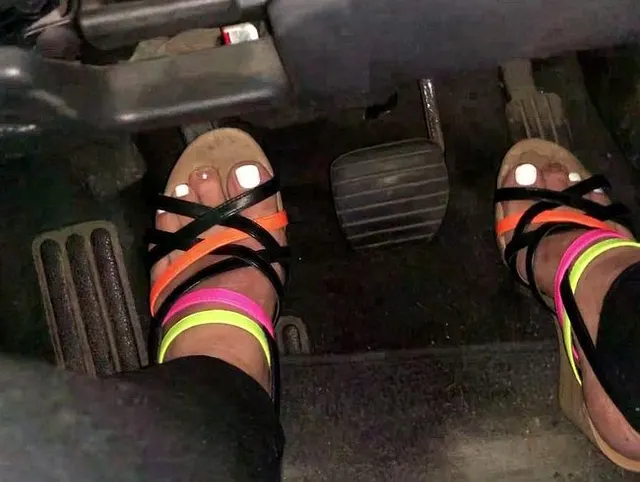 Pedal Pumping mit vollgewichsten Wedge Heels