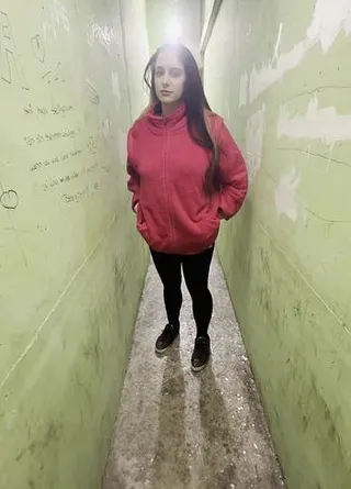 Teen 18 muss in der Garage pissen wurde vor 2 Stunden durchgefickt. Ihr seht es an dem Loch.