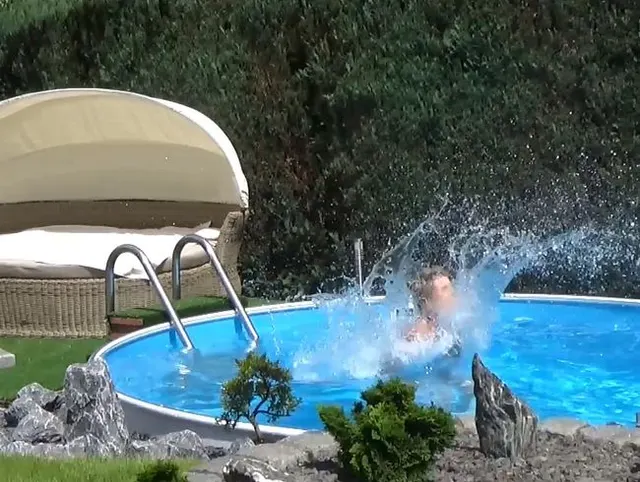 Am Pool mit meinen Dildo
