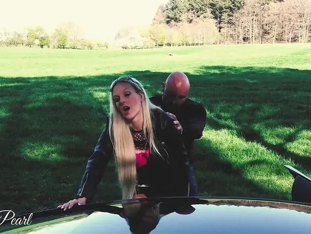 User gibt mir sein Auto für Probefahrt und Dreh II
