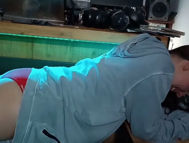 Mr.Langfinger Am Barstuhl richtig geil durchgefingert