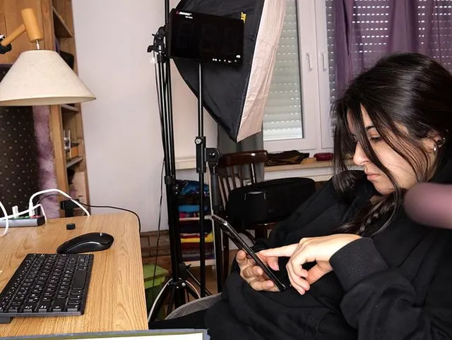 er holt sich einfach einen runter und spritzt mir ins Gesicht - Facial während sie am PC arbeitet