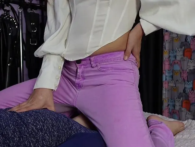 Facesitting und Handjob in Pinkjeans