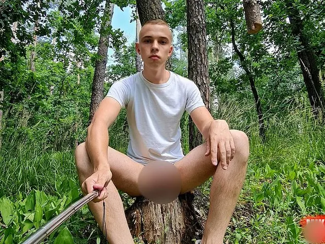 Nackt im Wald spazieren gehen. Weiche Vorhaut bis harter großer Schwanz Mikel