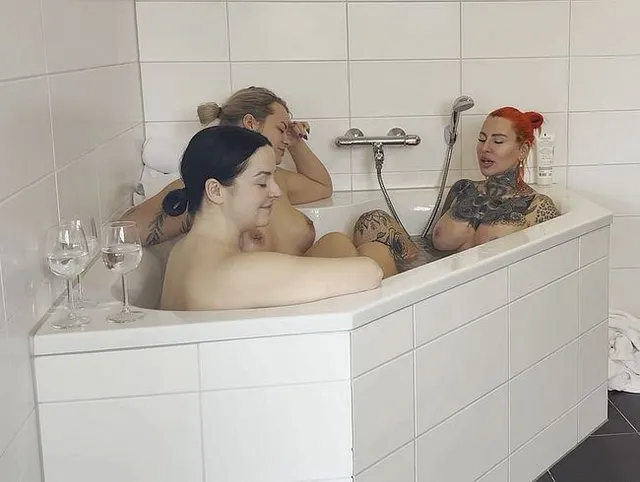 Das sollte NIEMAND sehen… aber es ist passiert! Extremer Gruppensex im Whirlpool!