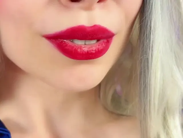 Extreme Nahaufnahme: Prinzessin masturbiert ihre Klitoris 4K