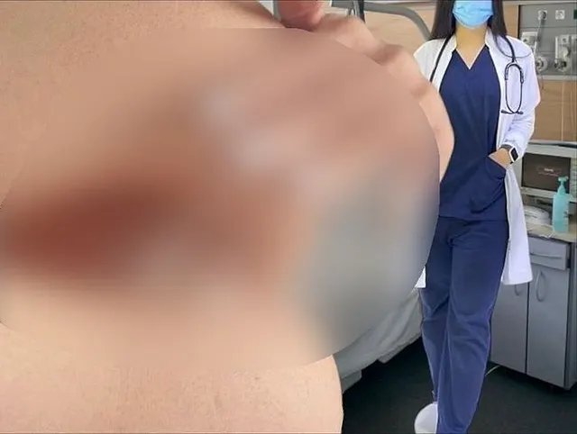 Eine Krankenschwester masturbiert auf einer Station, während ihre Patienten auf sie warten.