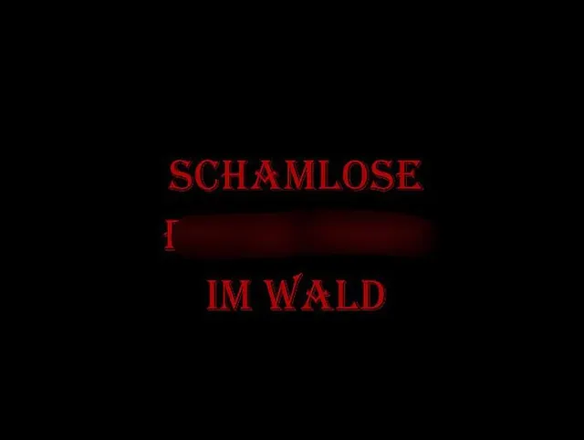 Schamlose Fotze pisst auf Laub im Wald
