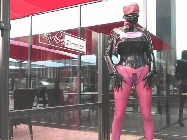 Latex Huge Boobs Lady in 2 Schichten Transparent Catsuit Korsett und 2 Maskenschichten in der Stadt TEIL 2