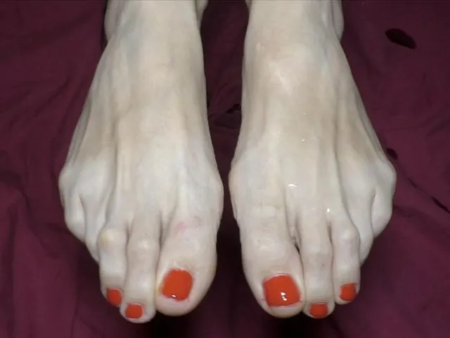 Sperma auf den Füßen beim Nagellackieren