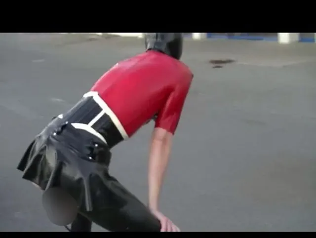 Gummi Latex Mädchen Spaziergang in der Stadt und masturbiert mit Rubbe aufblasbaren Dildo. P2