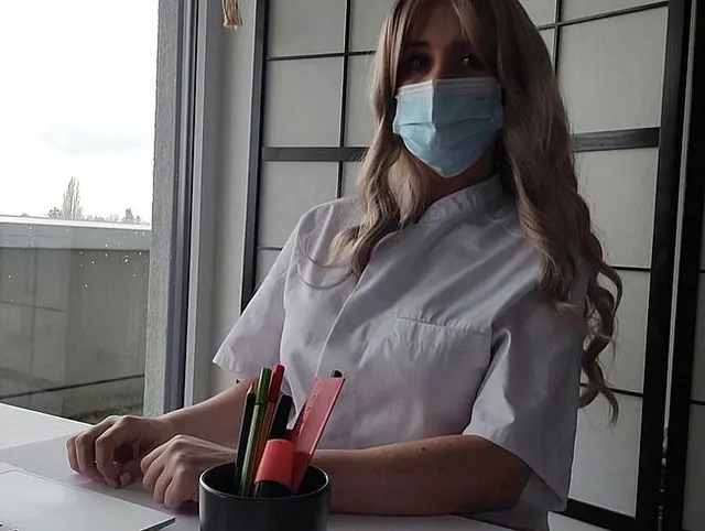 Notgeile Ärztin verschreibt einen Fick für ihren Patient ! LATEX HANDJOB-DOGGY-TITTENFICK