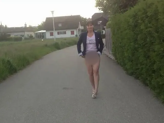 Spazieren ganz Privat am See; zeige ich meine nasse Fotze & Arsch jedem der es sehen will