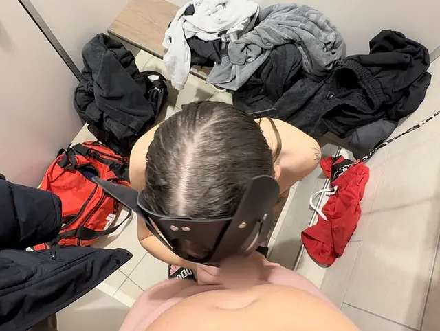 Kleiner Blowjob in der Umkleidekabine!!