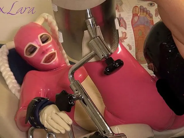 Rubberdoll Untersuchung auf dem gyn Stuhl Teil 3