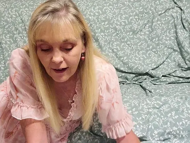 Nur ihr Höschen und ihre Finger bringen sie zum Explodieren