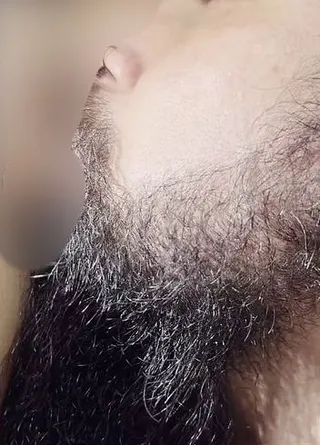 Ein bärtiger Typ gibt mir einen Blowjob! Köstlich! Ich spüre seinen Bart an meiner Leiste.