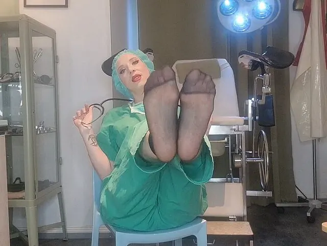 Bizarr-Klinik: die verschwitzten Füße der OP-Schwester