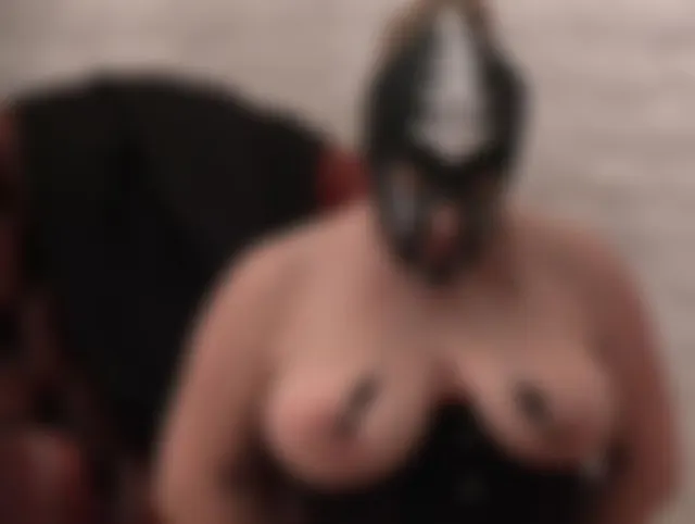 Nippeltraining der Sklavin mit den dicken Titten
