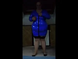 ich ziehe mein blaues Latexkleid aus