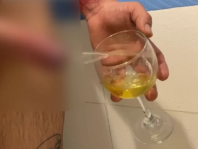 ich werde ÜBERALL hinpinkeln... zum ersten Mal in ein Weinglas