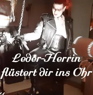 Leder-Herrin flüstert dir ins Ohr